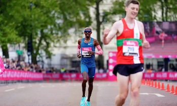 Sir Mo Farah cruza la