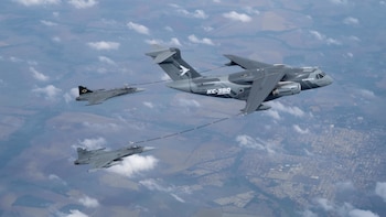 Estos aviones cuentan con una capacidad máxima de carga de 26 toneladas métricas, superando a otros aviones de transporte militar de tamaño medio - crédito @FuerzaAereaCol/X