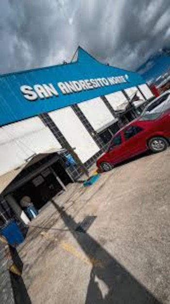 El local de tecnología fue encontrado con la vitrina destruida y completamente saqueado tras el aviso de la administración - crédito San Andresito Norte/Facebook