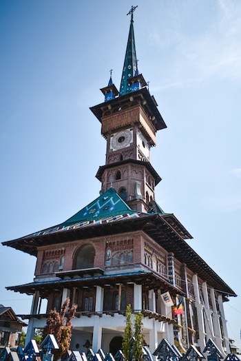 La iglesia de madera que convive con el cementerio más alegre de Rumania. (Wikimedia/Teodor6502002)