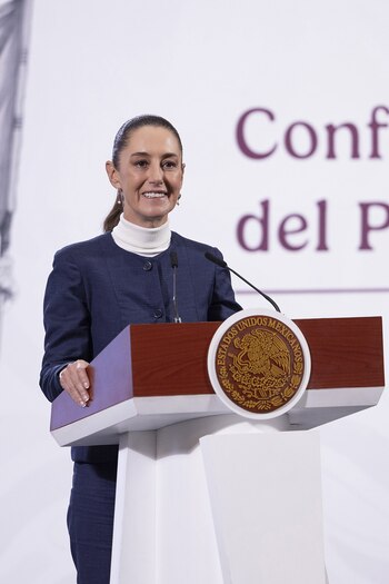 Cuauhtémoc, Ciudad de México. 3 de febrero 2025. La presidenta constitucional de los Estados Unidos Mexicanos, la Doctora Claudia Sheinbaum Pardo en conferencia de prensa matutina en el salón de la Tesorería de Palacio Nacional. Acompañan a la presidenta: Rosa Icela Rodríguez Velázquez, secretaria de Gobernación; Marcelo Ebrard Casubón, secretario de Economía; Juan Ramón de la Fuente, secretario de Relaciones Exteriores; Alicia Bárcena, secretaria de Medio Ambiente y Recursos Naturales; Jesús Ramírez Cuevas, coordinador de asesores de la Presidencia de la República; Leticia Ramirez coordinadora de asuntos gubernamentales; Iván Escalante, Procurador Federal del Consumidor (Profeco); Arturo Medina, subsecretario de Derechos Humanos de la secretaría de Gobernación y Roberto Velasco Álvarez, jefe de la unidad para América del Norte de la SRE. Foto: Gabriel Monroy /Presidencia