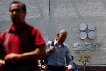 El logo del Servicio de Administración Tributaria (SAT) se ve en sus oficinas en Ciudad de México, México 26 de mayo de 2017. Fotografía tomada el 26 de mayo de 2017. REUTERS / Carlos Jasso/ Foto de archivo