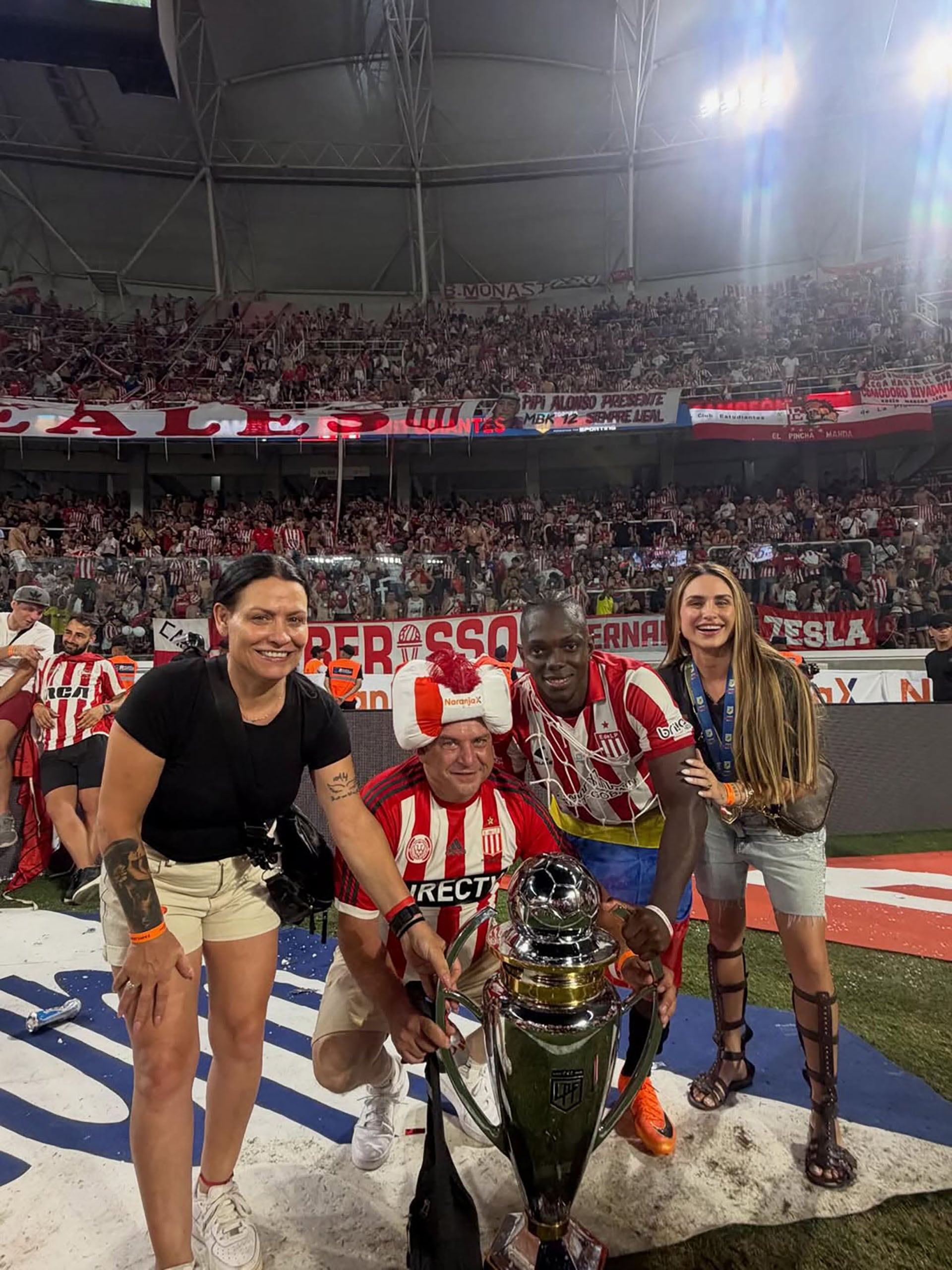 Ayelén Sebastián acompañó a Cetré en las consagraciones de Estudiantes en Santiago del Estero y San Nicolás (@ayeesebastian)