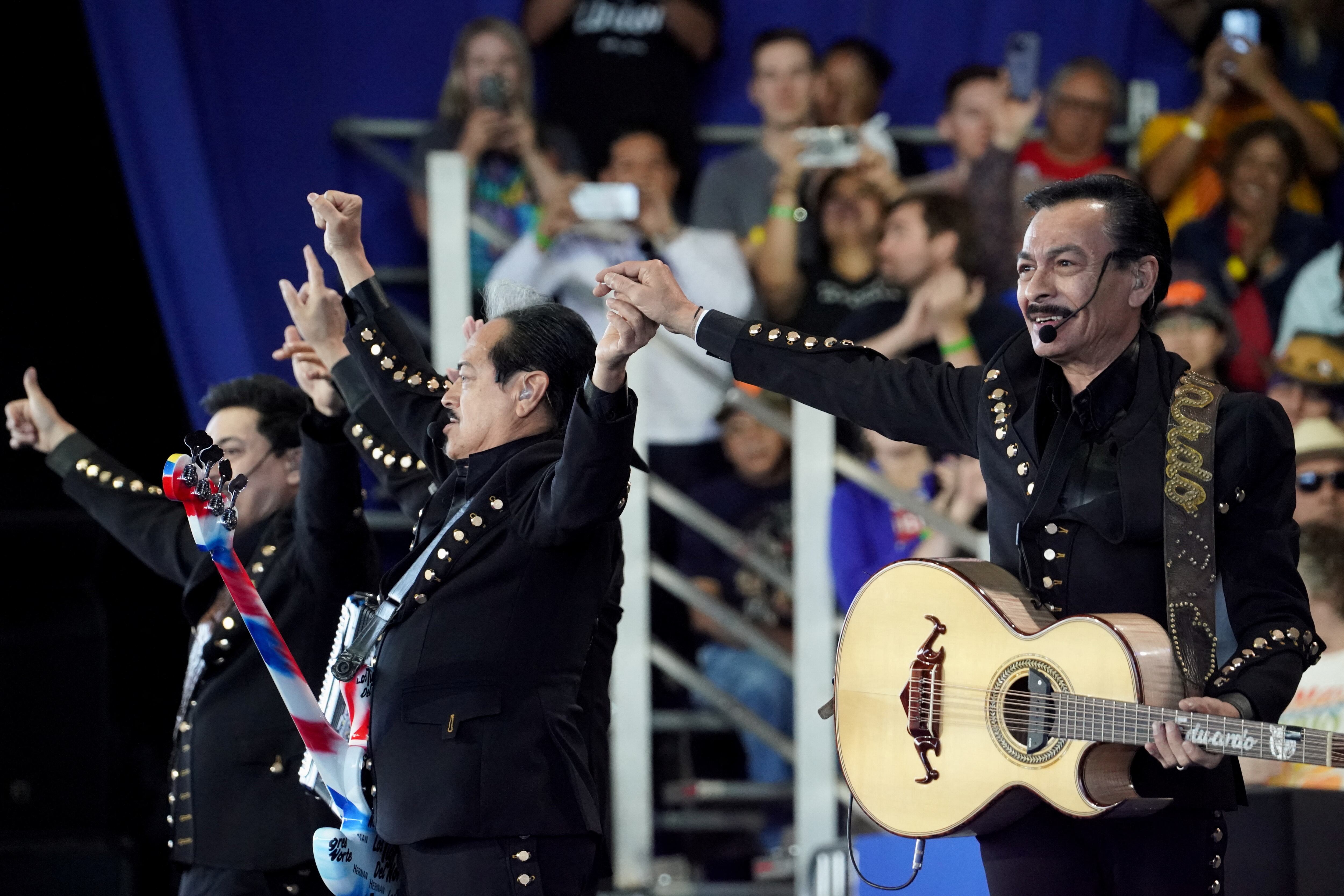 Luis Hernández también habló sobre cómo la música de Los Tigres del Norte se ha convertido en un estandarte para abordar temas sociales y políticos - crédito Go Nakamura/Reuters