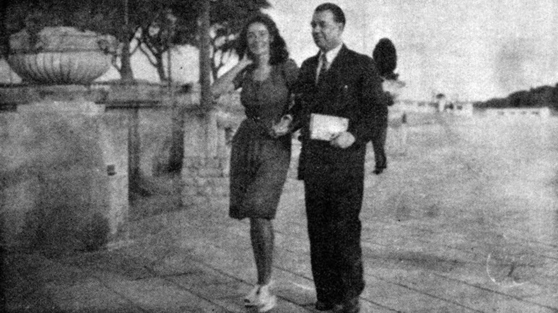 Estela Canto y Jorge Luis Borges, de paseo. Ella era rebelde, sexualmente liberal y comunista.