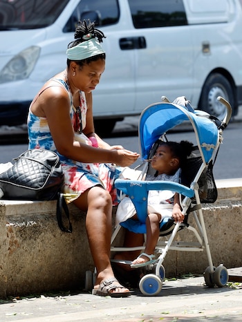 LA HABANA (CUBA), 24/08/2026.- Fotografía del 20 de agosto de 2026 que muestra a una mujer dandole de comer a una niña en La Habana (Cuba). El embarazo adolescente en Cuba es considerado un "serio problema social y de salud" por las autoridades de la isla, donde en torno al 18-19 % de los nacimientos son de madres de entre 15 y 19 años. EFE/ Ernesto Mastrascusa
