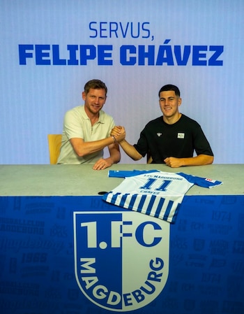 Felipe Chávez junto al director deportivo del Magdeburgo tras firmar su acuerdo por toda la temporada 2026/2027.