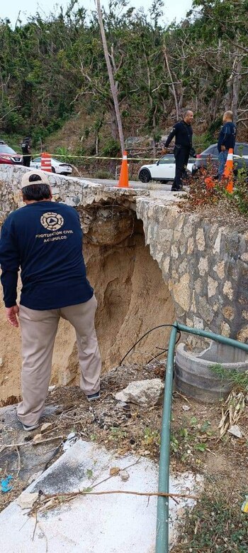 Protección Civil acordonó el socavón