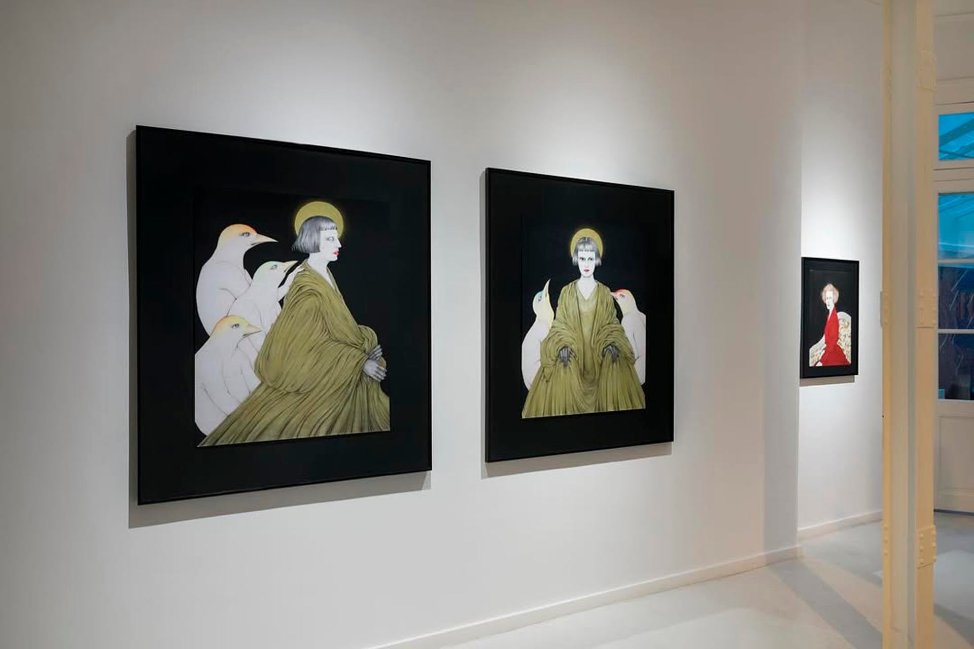 FULGOR exhibe nadadoras, criaturas ambiguas y paisajes nocturnos en una exposición que es como “una aparición