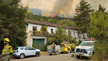 El incendio de Las Peñas de Riglos (Huesca) entra en una fase favorable tras afectar a 17.500 hectáreas y el Gobierno de Aragón prepara el retorno de los evacuados