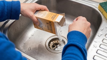 Cómo desodorizar el fregadero con bicarbonato