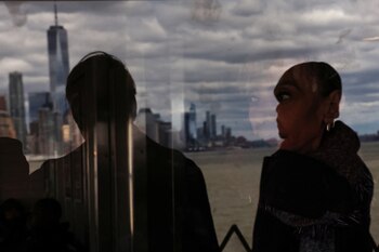 Una mujer a bordo del ferry de Staten Island mira el Bajo Manhattan, después de que un terremoto de magnitud 4,8 sacudiera cerca de la ciudad de Nueva York el viernes por la mañana (REUTERS/ Shannon Stapleton)