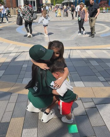 El abrazo entre la influencer