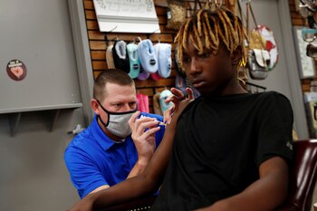 Un farmacéutico aplica la segunda