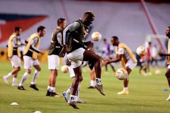 Cristian Mart�nez (frente) de Liga