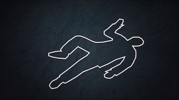 Contorno blanco dibujado en una superficie oscura que representa la figura de un cuerpo humano.