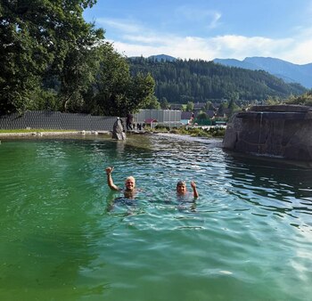 Icardi junto a Torreira en