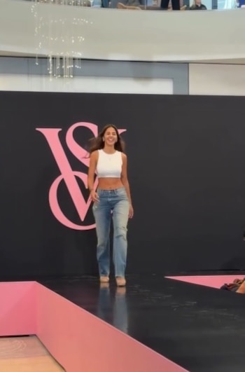 La modelo peruana desfiló el 22 de mayo en un mall de Miami como parte del proceso para el show 2026.