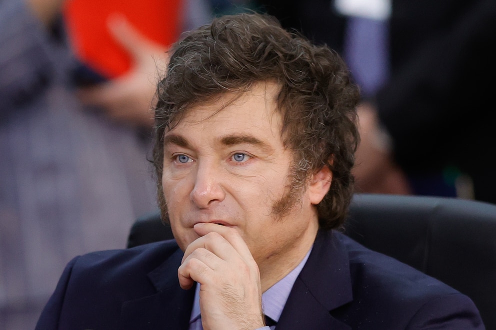 Milei rechazó las críticas al rumbo y destacó la estabilidad del dólar y baja del Riesgo País.