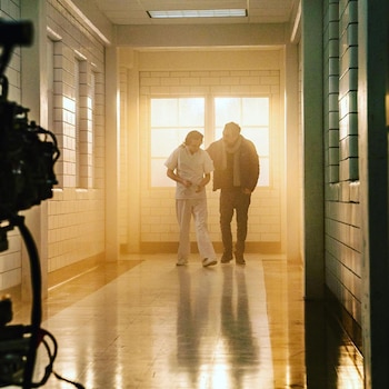 El director le da indicaciones