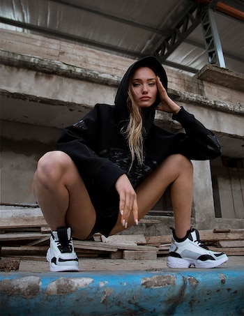 Sofia Sola para Ricky Sarkany