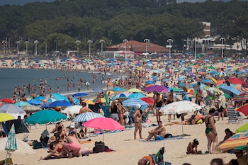 Decenas de bañistas en la