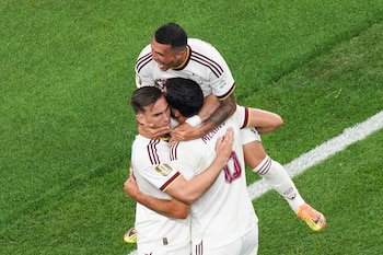 Jugadores de España celebran un gol de Mikel Merino este lunes, en un partido de los octavos de final del Mundial de la FIFA 2026 entre Portugal y España en el estadio AT&T en Arlington (Estados Unidos). EFE/ Kenneth Fernández