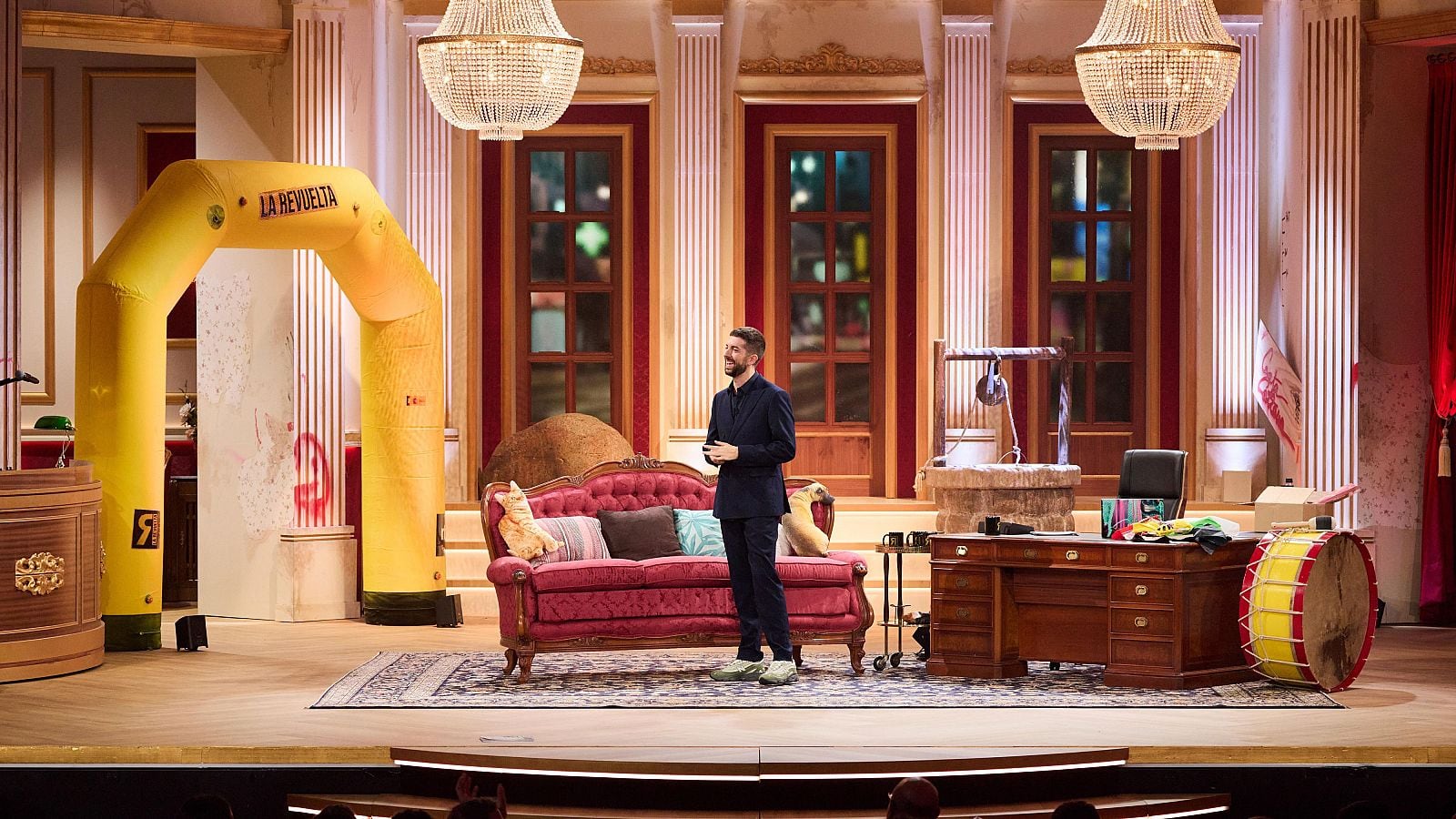 David Broncano estrena el nuevo escenario de La Revuelta en el teatro Albéniz en la tercera temporada de 'La Revuelta' (RTVE).