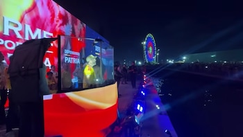 De la Espriella pronunció su discurso desde una embarcación en el malecón de Barranquilla - crédito captura de pantalla DE LA ESPRIELLA STYLE / YouTube