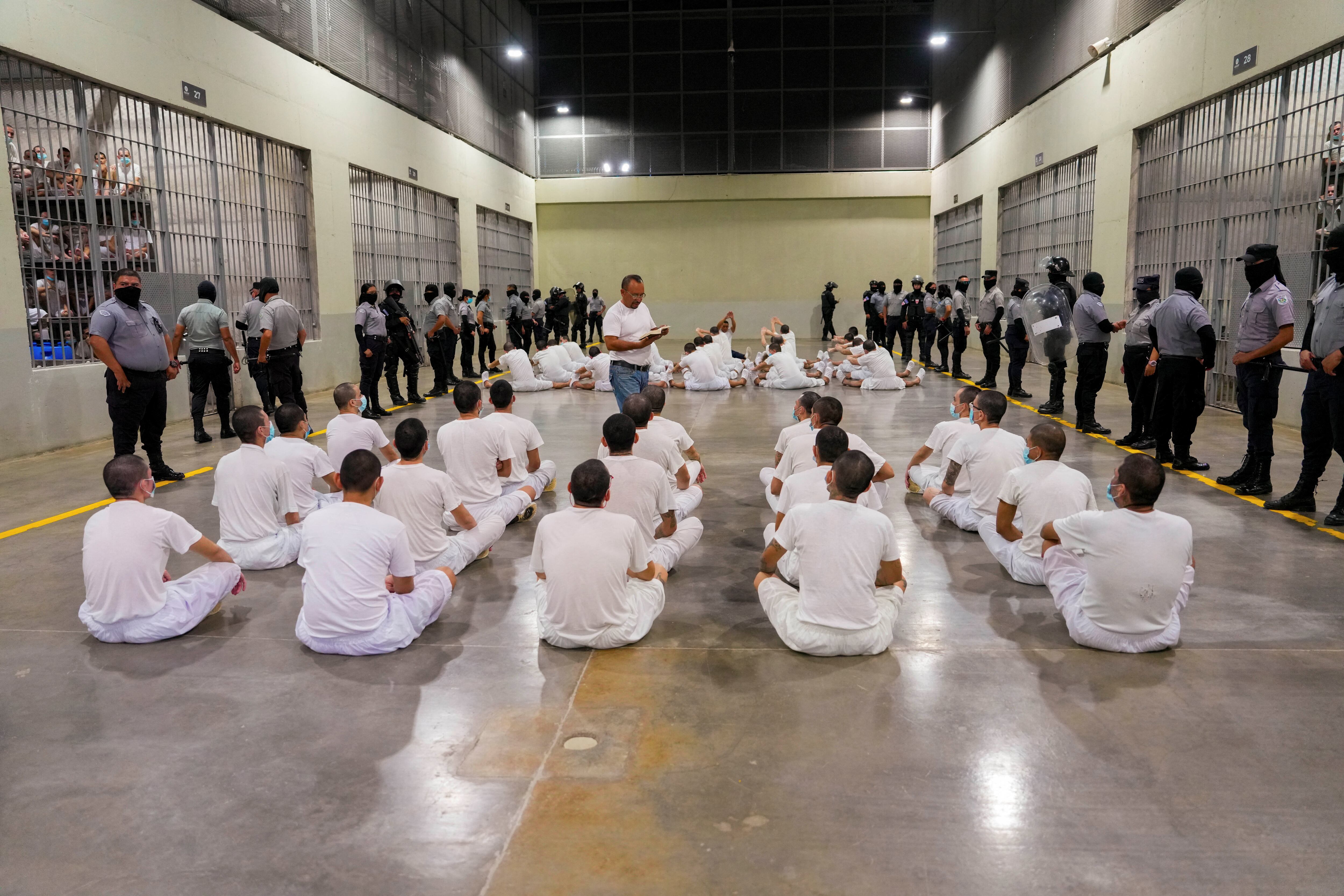 Estados Unidos ha deportado a cientos de migrantes al Cecot de El Salvador - crédito Reuters