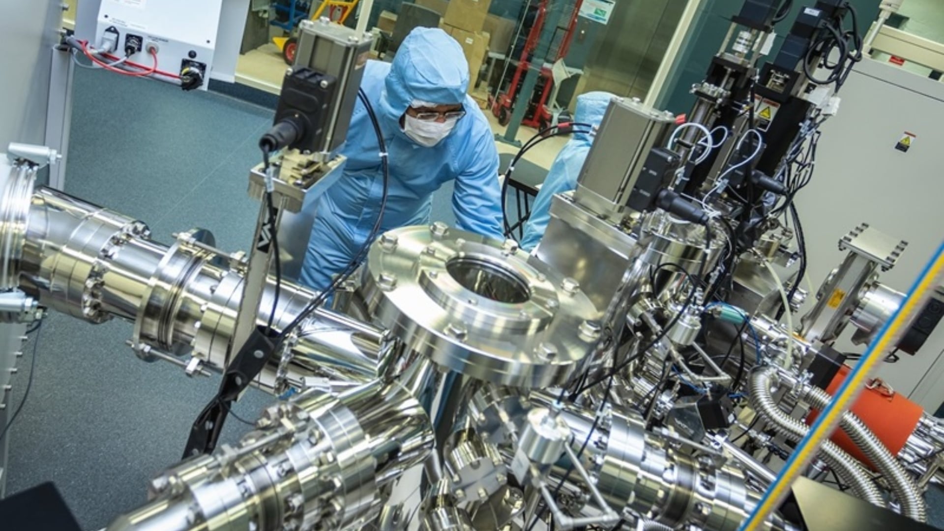 El dispositivo utiliza una microcavidad orgánica que se carga inalámbricamente mediante láser. (CSIRO)