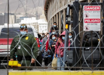 Imagen de archivo. Migrantes en busca de asilo de Centroamérica, que fueron transportados en avión desde Brownsville a El Paso, Texas, y deportados de los Estados Unidos, caminan hacia México en el puente fronterizo internacional Paso del Norte, en Ciudad Juárez, México. 22 de marzo de 2021 . REUTERS / Jose Luis Gonzalez