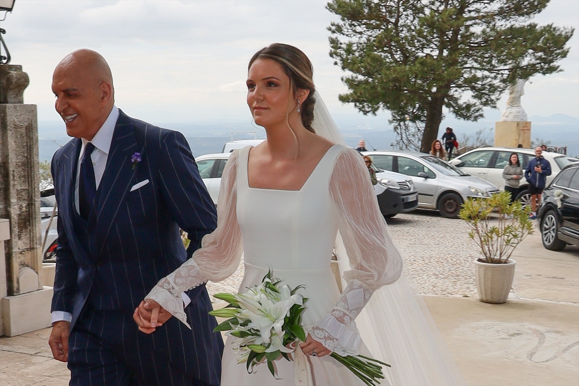 Irene Matamoros llega al Santuario de la Virgen de Araceli para darse el “sí quiero” con Pedro Romero, acompañada por su padre, Kiko Matamoros (Leandro Wassaul / Europa Press)