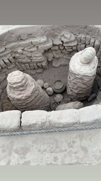 Kim Nam-joon publicó fotografías de piezas cerámicas y fardos funerarios que observó en el complejo arqueológico.