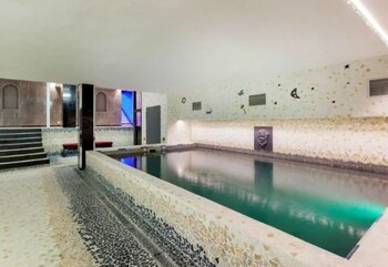 Piscina climatizada de la mansión