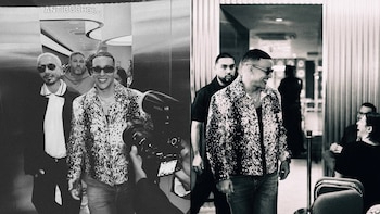 Composición en blanco y negro de dos paneles con Daddy Yankee y J Balvin caminando con gafas de sol en un pasillo interior