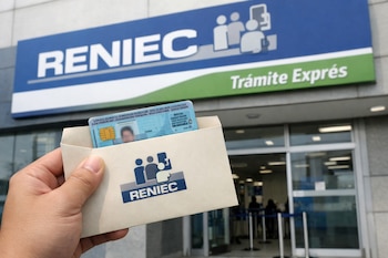 Una mano sostiene un sobre con un DNI electrónico. Al fondo, se ve la fachada de una agencia Reniec con su cartel azul y verde que indica 'Reniec Trámite Exprés'.