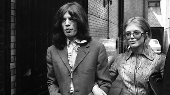 ARCHIVO - Mick Jagger, cantante del grupo pop Rolling Stones y actriz Marianne Faithfull el 29 de mayo de 1969, después de que la policía los arrestara en una casa en Chelsea, Londres. (AP Photo/Peter Kemp, File)