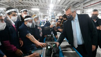Alberto Fernández en la fábrica