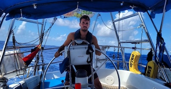 Son biólogos y viven en un velero desde hace 3 años: hicieron del oceáno su hogar y de la naturaleza su manera de contar el mundo