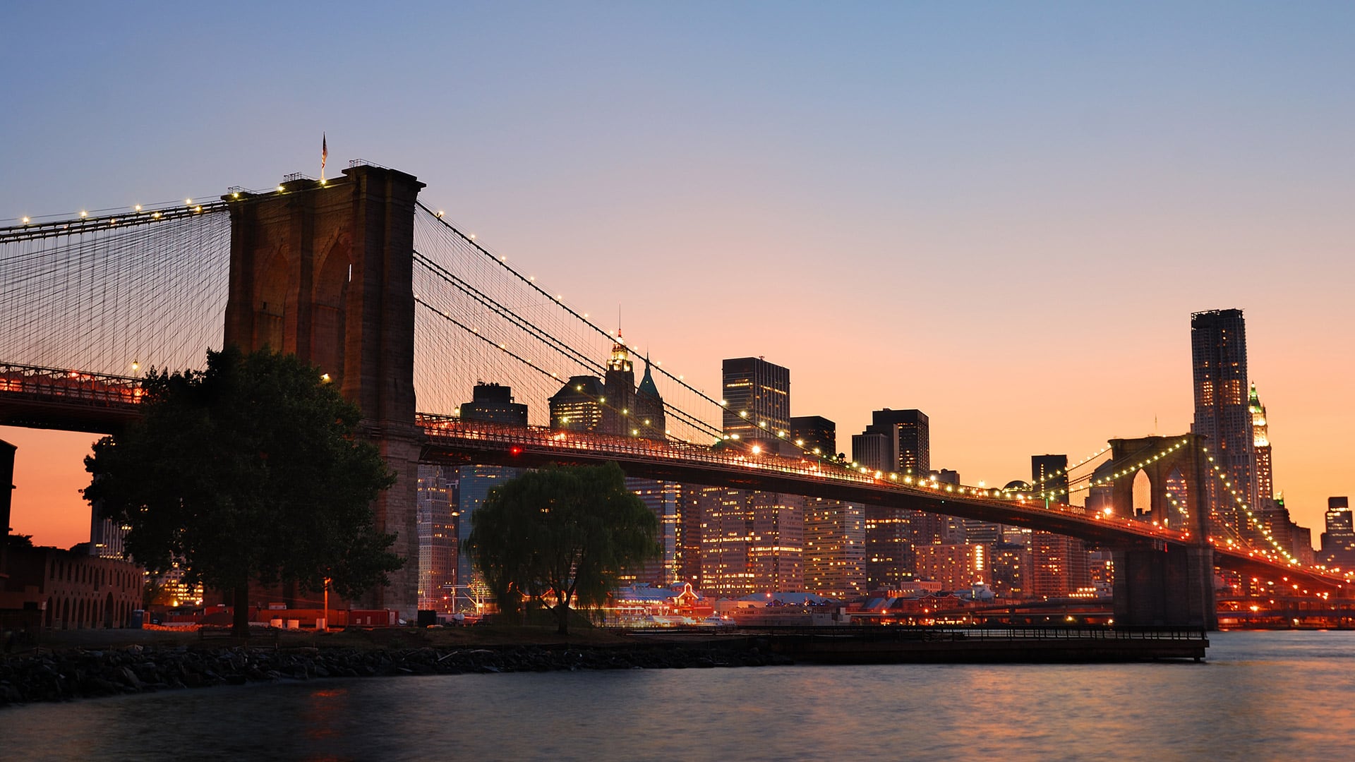El Puente de Brooklyn, inaugurado en 1883 sobre el East River, mide 1.834 metros y sus torres alcanzan hasta 85 metros de altura