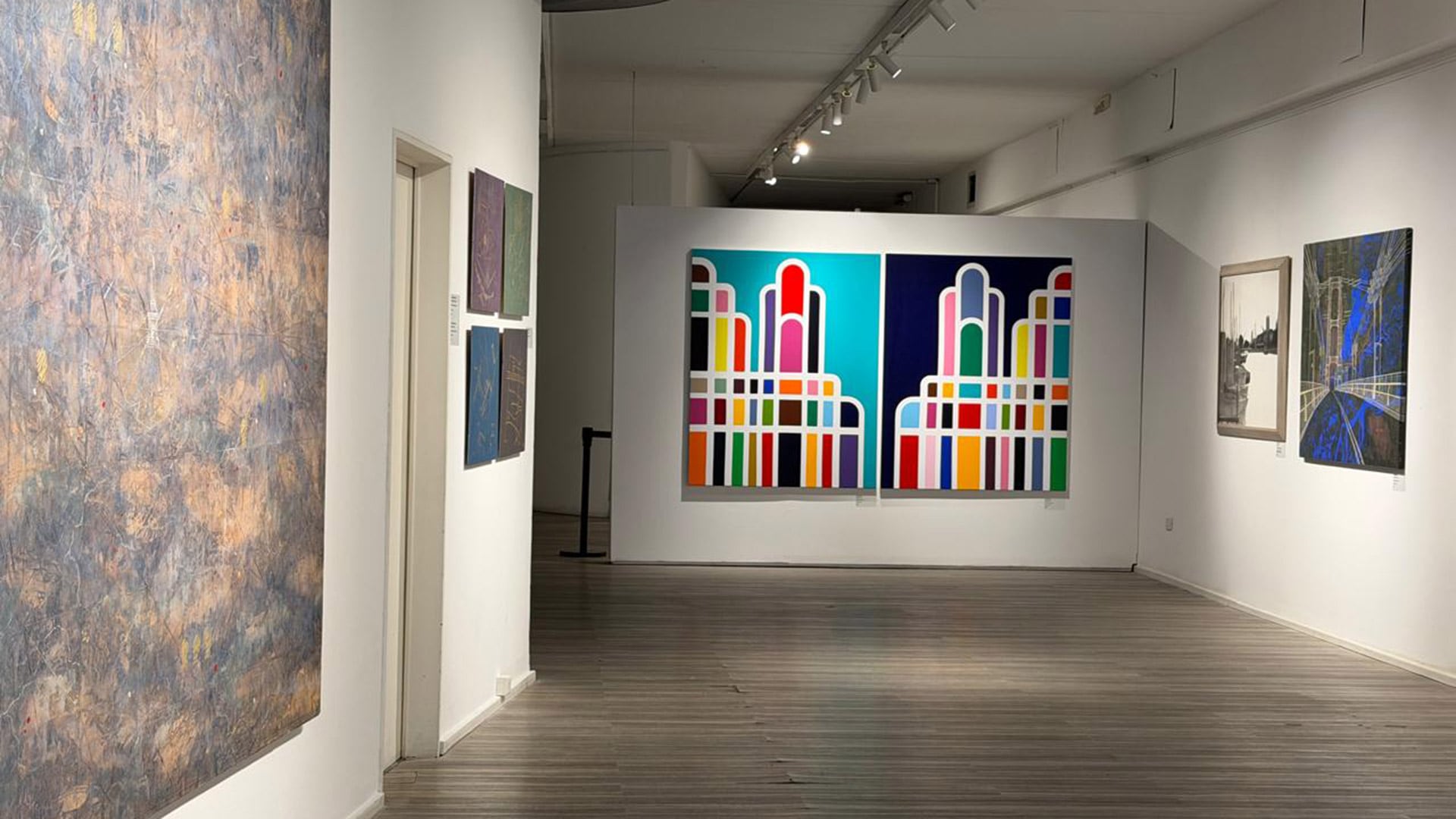 La propuesta articula diversos lenguajes de las artes visuales para examinar un territorio común entre creación artística y pensamiento arquitectónico