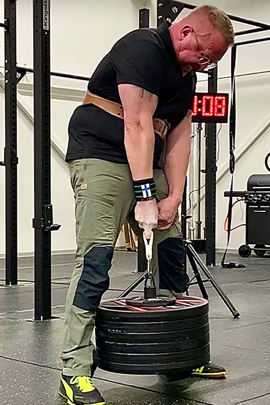 Juha Andersson, el atleta finlandés que levantó 152,60 kilos con un solo dedo y estableció el récord mundial en diciembre de 2025 (Guinness World Records)