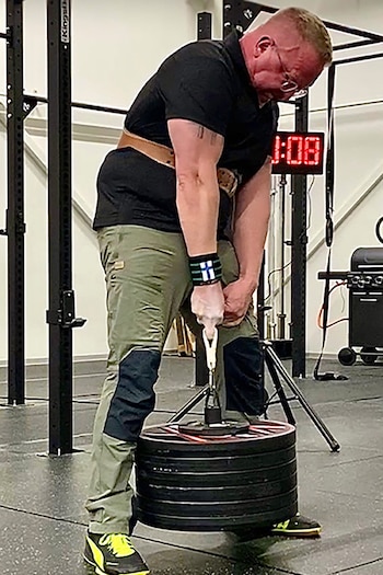 Juha Andersson, el atleta finlandés que levantó 152,60 kilos con un solo dedo y estableció el récord mundial en diciembre de 2025 (Guinness World Records)