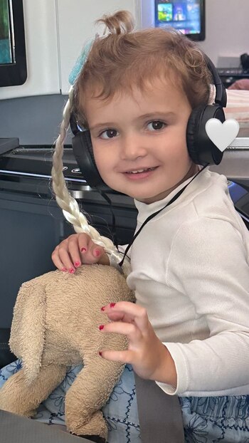 Entusiasmada por el viaje, Julia