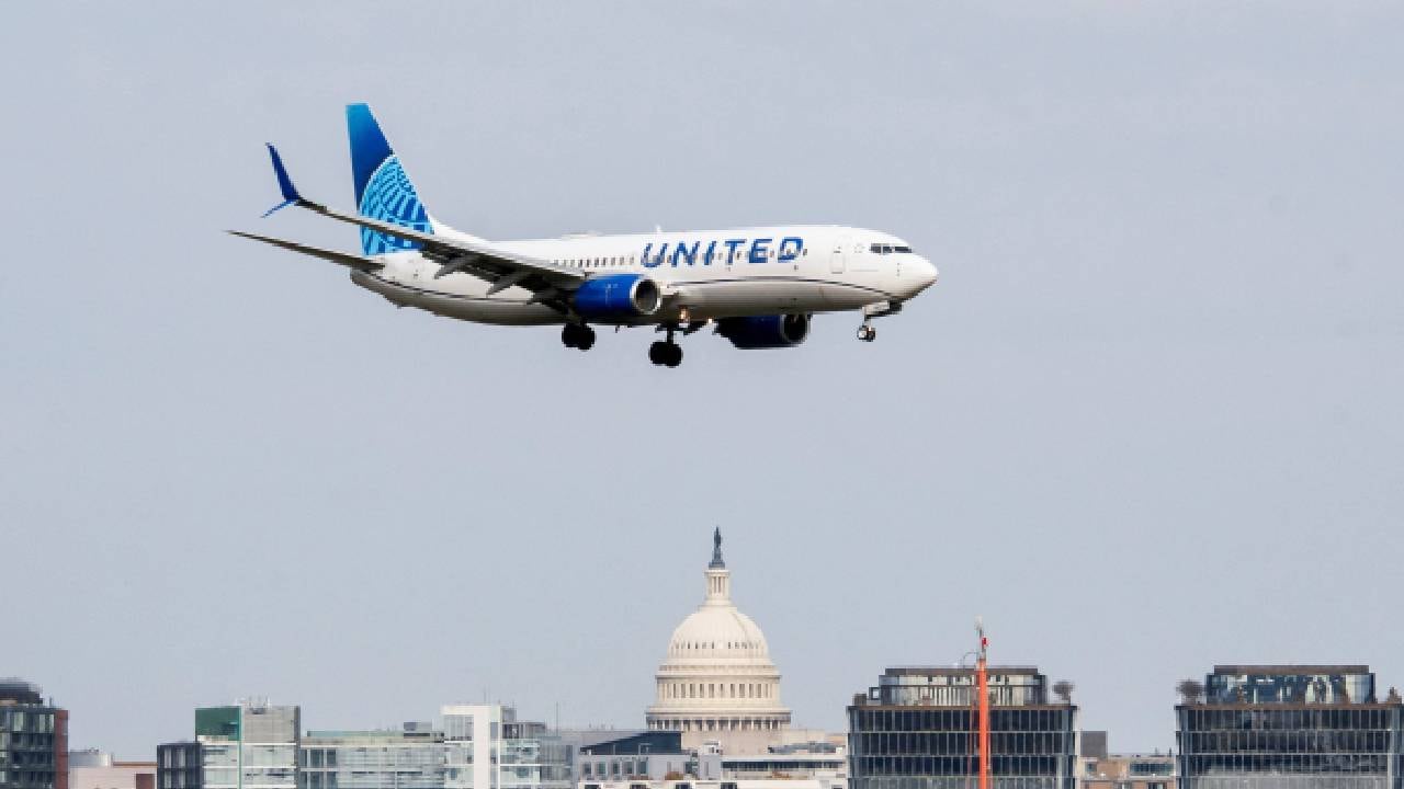 El primer vuelo comercial en más de 30 años fue el vuelo 5086 de United Airlines, operado por SkyWest Airlines, que llegó desde Houston al aeropuerto de Natchez-Adams (REUTERS)