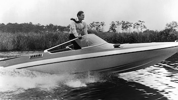 Roger Moore, como James Bond,