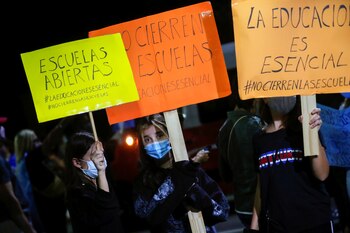 Manifestantes exigen la reapertura de
