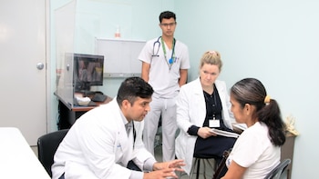 El Hospital Santo Tomás y Operation Walk realizan nuevas cirugías gratuitas de rodilla en Panamá