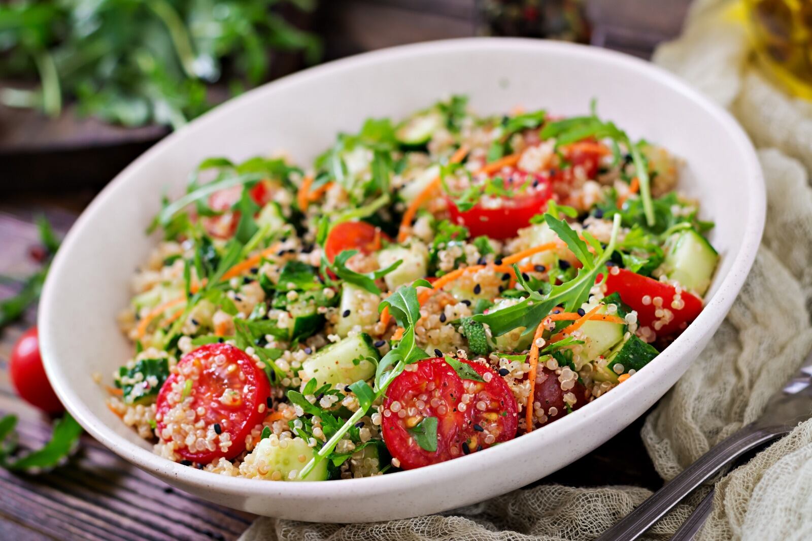 El tabulé combina trigo bulgur, perejil, menta, tomate, cebolla, aceite de oliva y jugo de limón para lograr un sabor intenso y refrescante (Freepik)